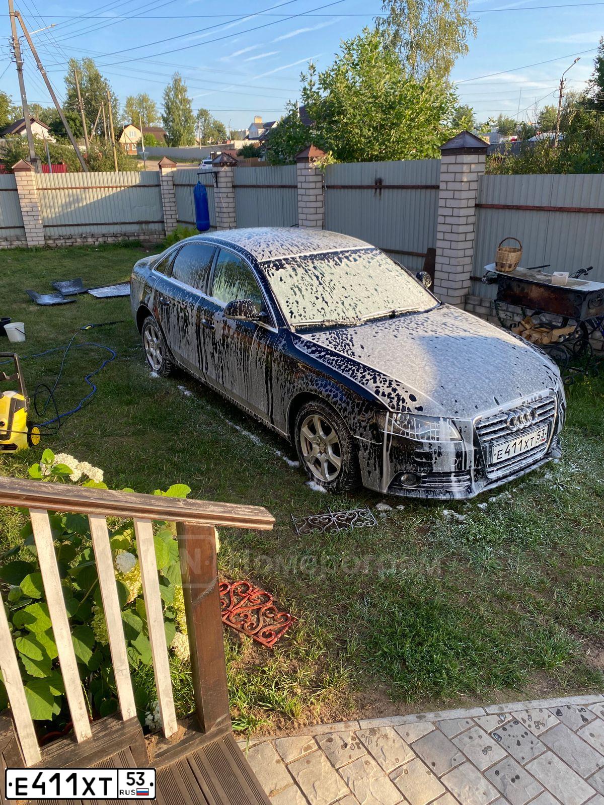 Фото автомобиля AUDI A4, 2008 — госномер Е411ХТ53. Цвет: ЧЕРНЫЙ