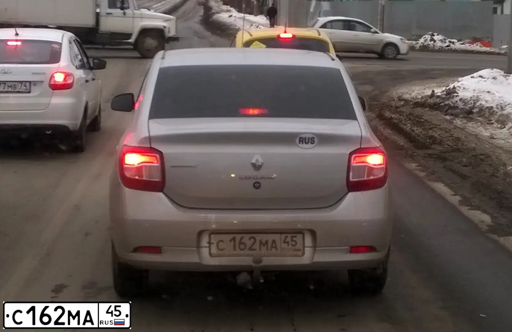 Фото автомобиля RENAULT LOGAN, 2015 — госномер Н677УТ174. Цвет: СВЕТЛО СЕРЫЙ