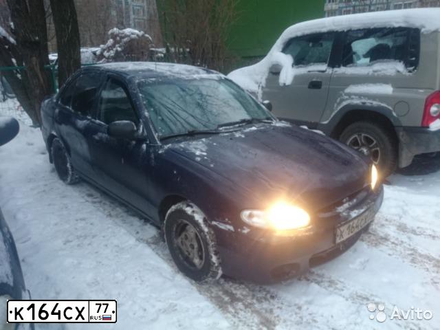 Фото автомобиля HYUNDAI ACCENT, 1998 — госномер К164СХ77. Цвет: СИНИЙ