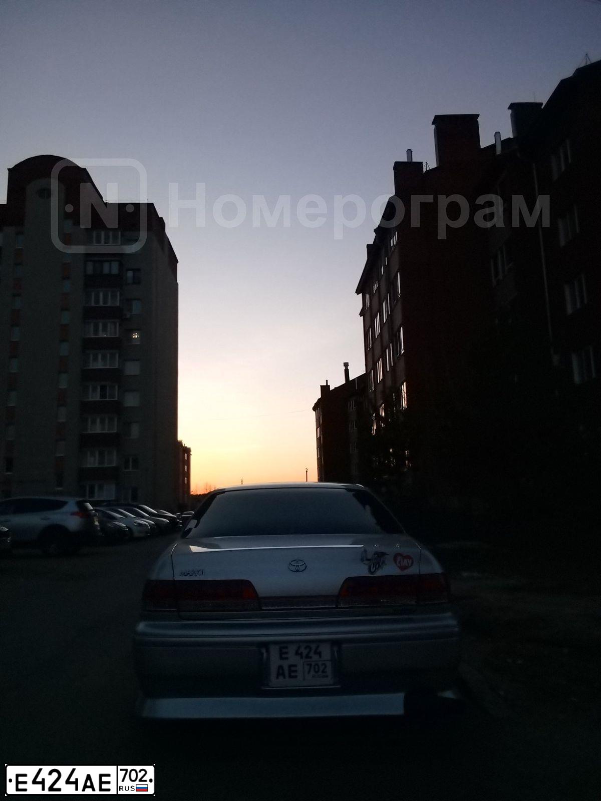 Фото автомобиля VOLKSWAGEN PASSAT, 1991 — госномер Е424АЕ702. Цвет: КРАСНЫЙ