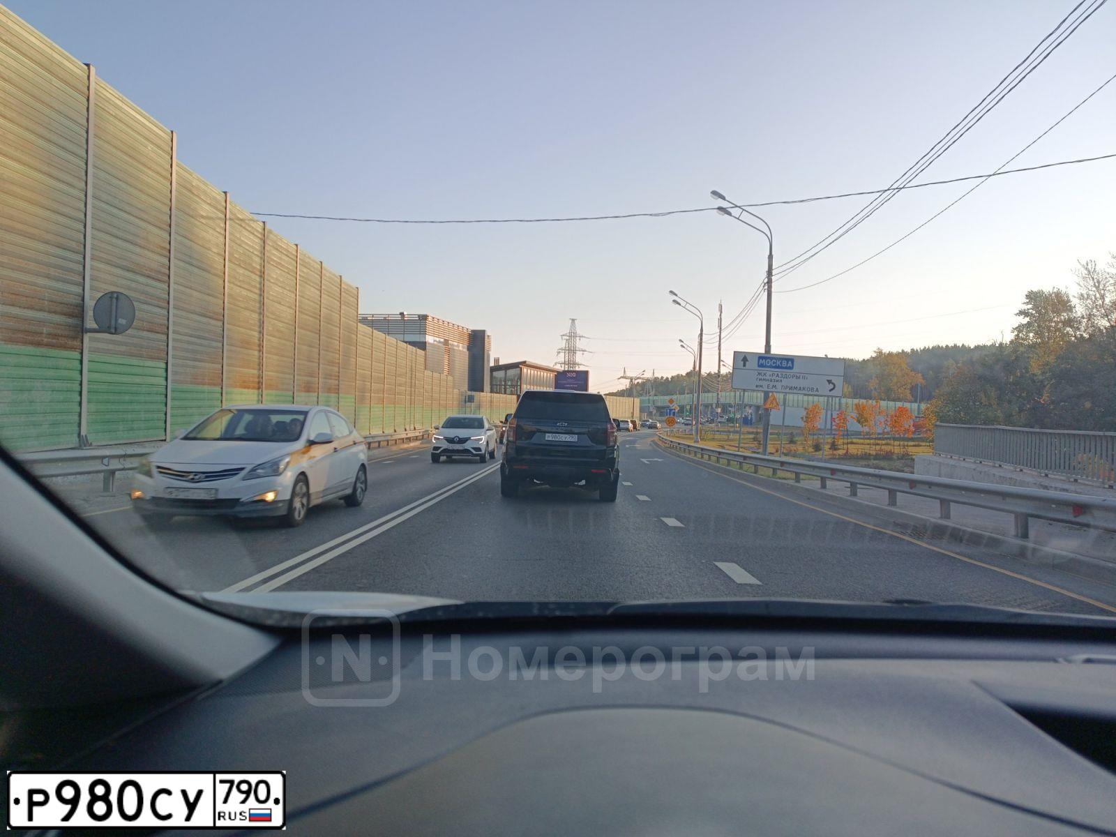 Фото автомобиля CHEVROLET TAHOE, 2021 — госномер Р980СУ790. Цвет: ЧЕРНЫЙ