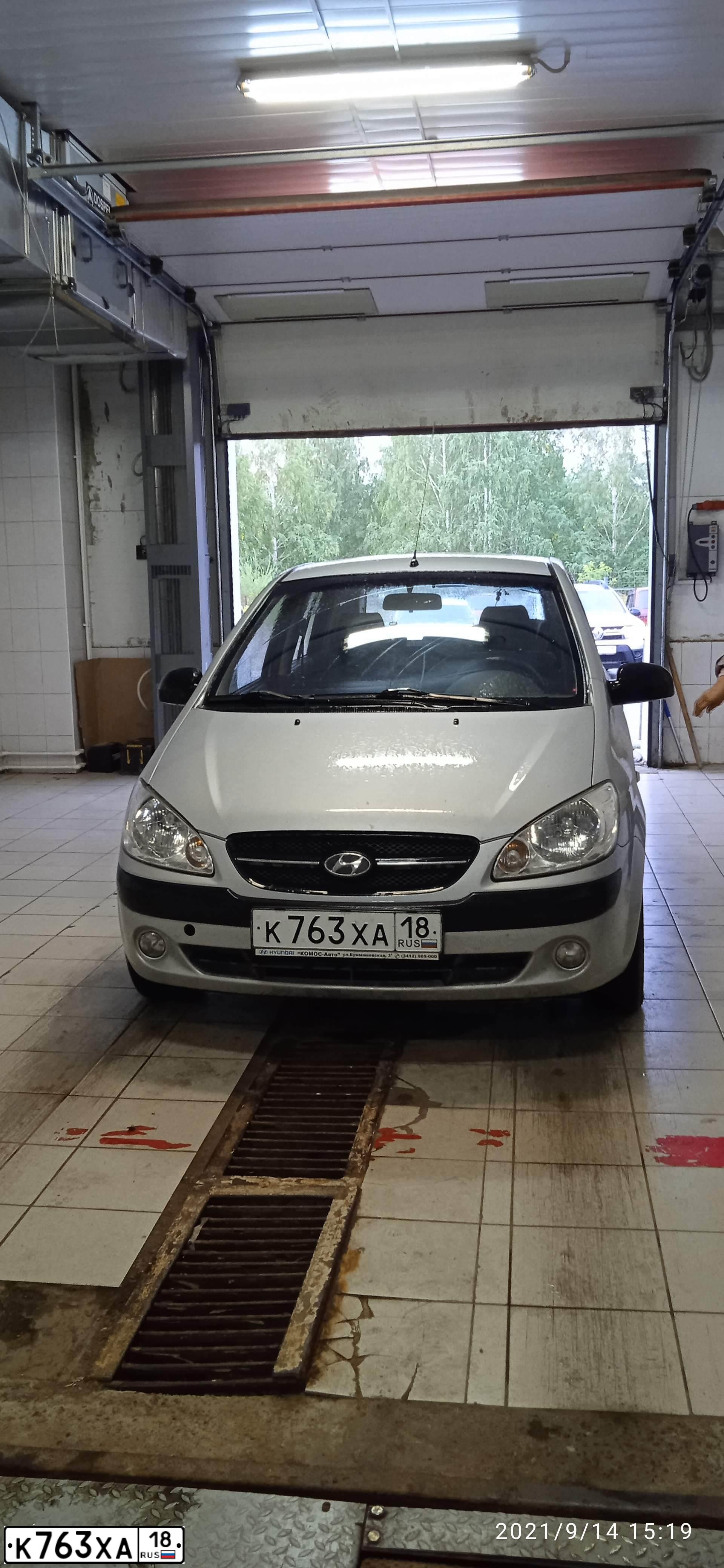 Фото автомобиля HYUNDAI GETZ, 2008 — госномер К763ХА18. Цвет: серебристый