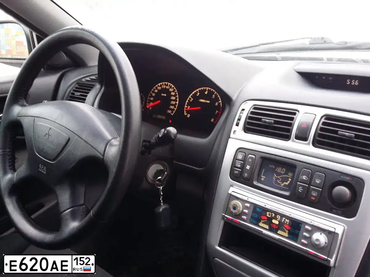 Фото автомобиля MITSUBISHI GALANT, 2002 — госномер Х762ТС33. Цвет: СЕРЫЙ