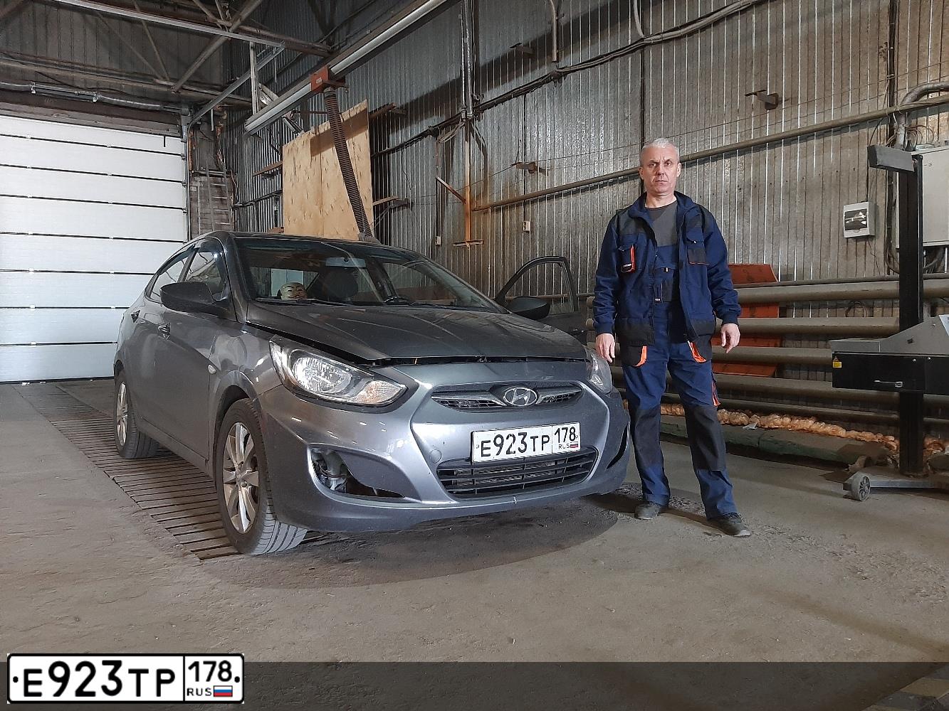Фото автомобиля HYUNDAI SOLARIS, 2011 — госномер О293ОТ29. Цвет: ЧЕРНО-СЕРЫЙ