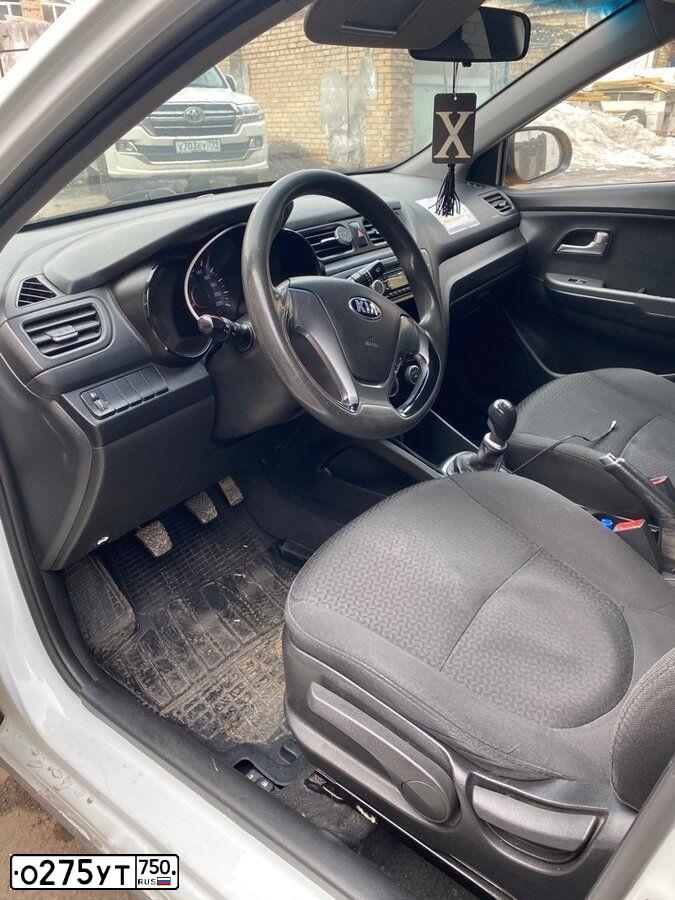 Фото автомобиля KIA RIO, 2015 — госномер У746УО33. Цвет: БЕЛЫЙ