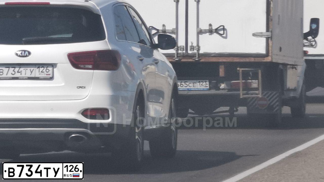Фото автомобиля KIA SORENTO, 2018 — госномер В734ТУ126. Цвет: Белый