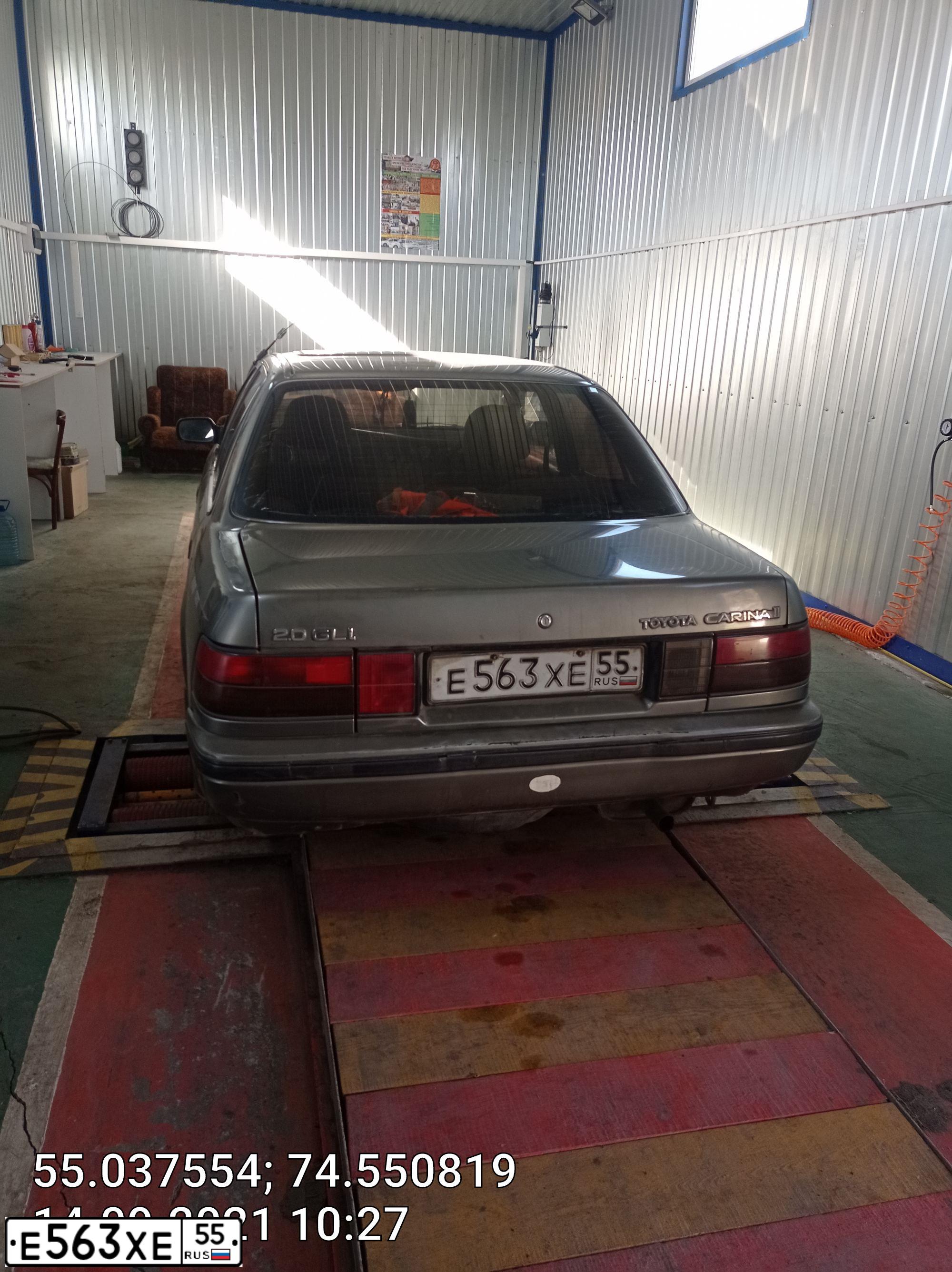 Фото автомобиля TOYOTA CARINA, 1991 — госномер Е563ХЕ55. Цвет: СЕРЫЙ