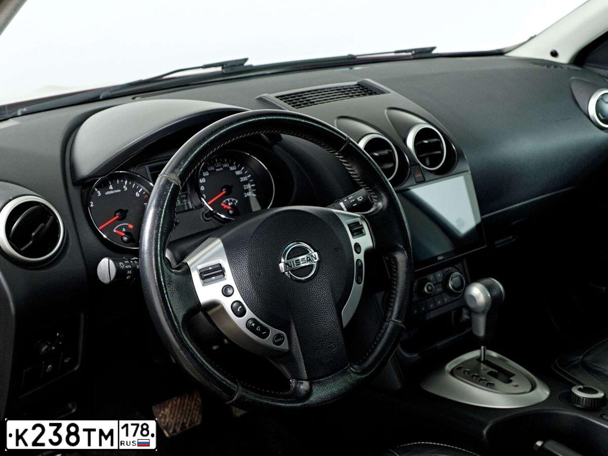 Фото автомобиля NISSAN QASHQAI, 2011 — госномер К238ТМ178. Цвет: Красный