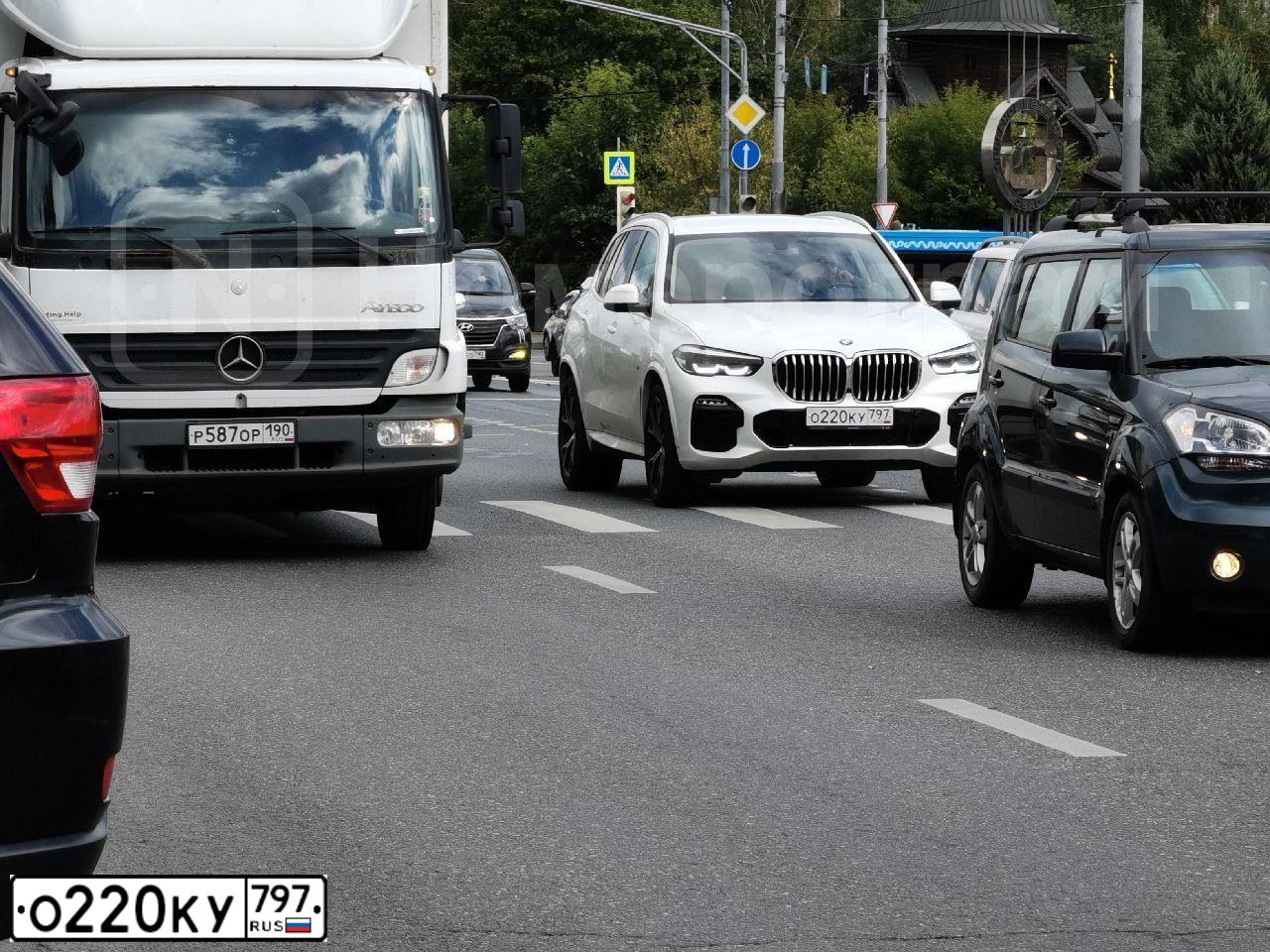 Фото автомобиля BMW X5 XDRIVE25D СV49, 2021 — госномер О220КУ797. Цвет: Белый