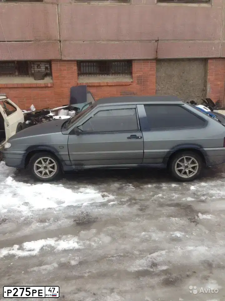 Фото автомобиля LADA 2113 SAMARA, 2006 — госномер Р275РЕ47. Цвет: средний серо-зеленый металлик
