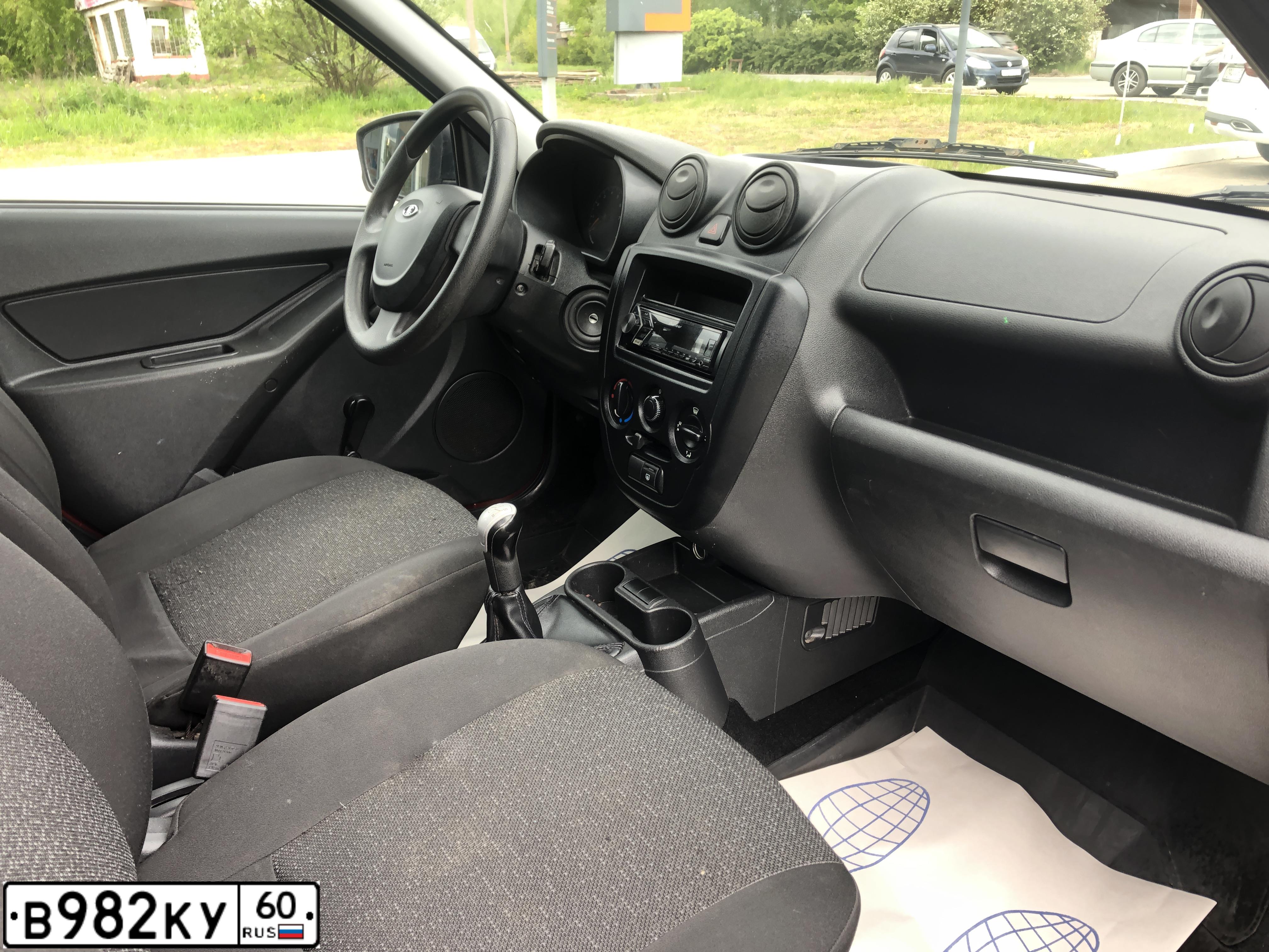 Фото автомобиля LADA 2190 GRANTA, 2017 — госномер В982КУ60. Цвет: КРАСНЫЙ