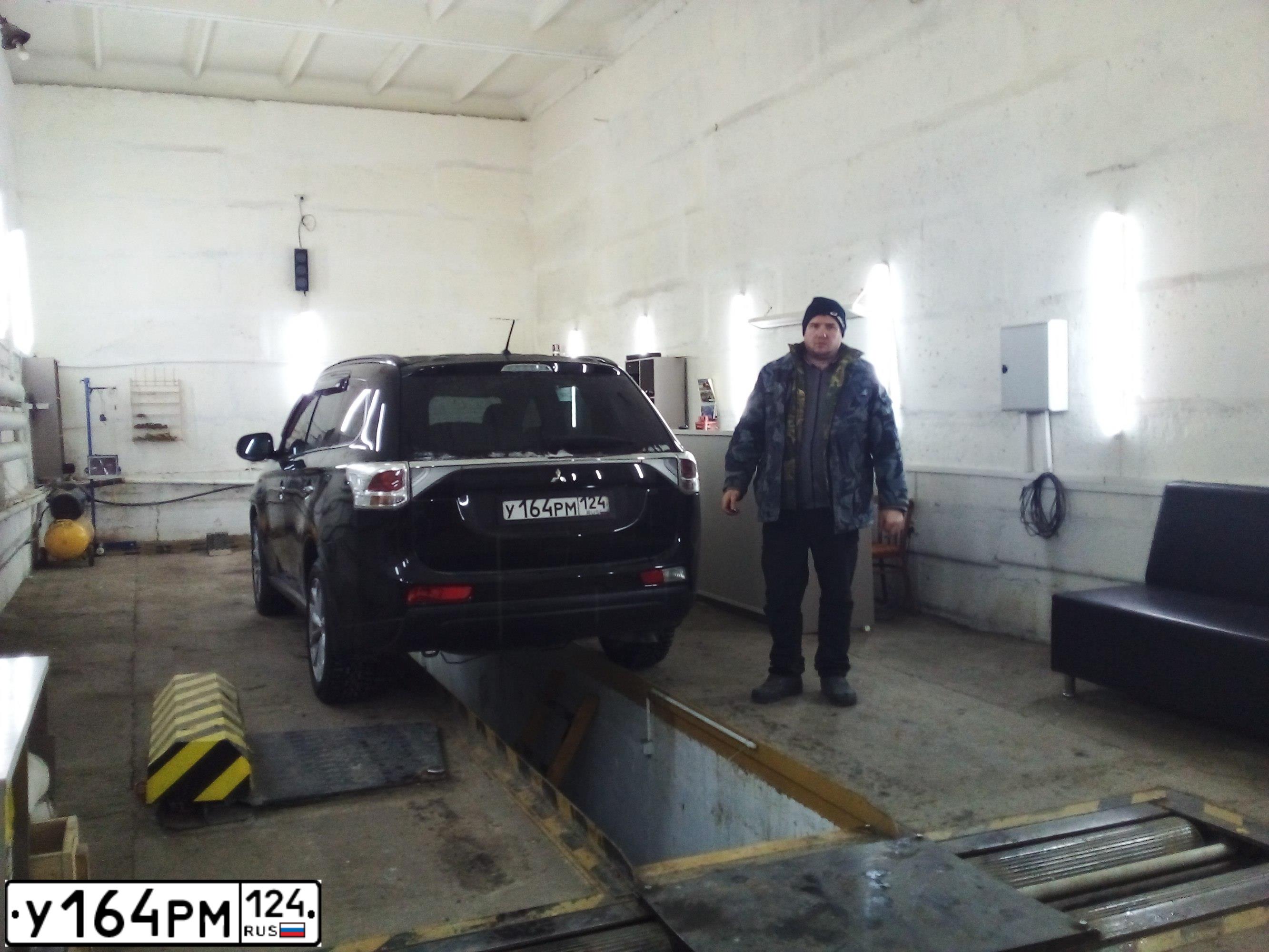 Фото автомобиля MITSUBISHI OUTLANDER, 2012 — госномер М228УН124. Цвет: ЧЕРНЫЙ