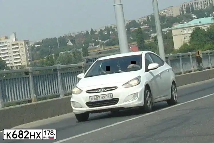 Фото автомобиля HYUNDAI SOLARIS, 2011 — госномер К682НХ178. Цвет: Белый