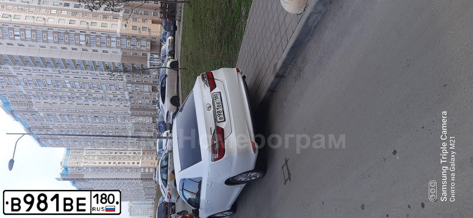 Фото автомобиля TOYOTA CAMRY, 2015 — госномер В981ВЕ180. Цвет: БЕЛЫЙ