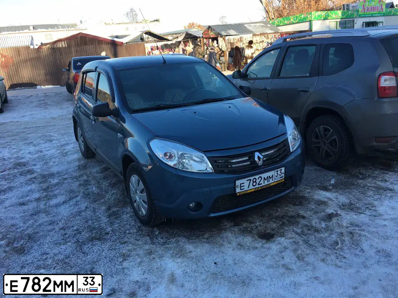 Фото автомобиля RENAULT SANDERO, 2012 — госномер Е782ММ33. Цвет: СИНИЙ