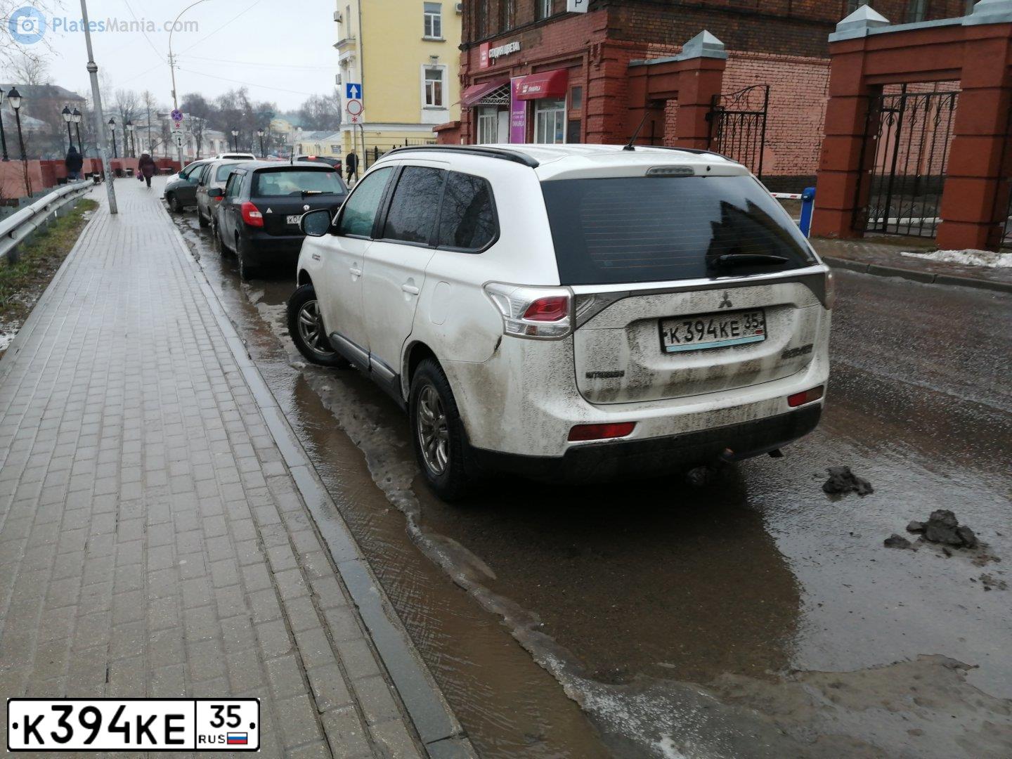 Фото автомобиля MITSUBISHI OUTLANDER, 2013 — госномер Е063НТ35. Цвет: Белый