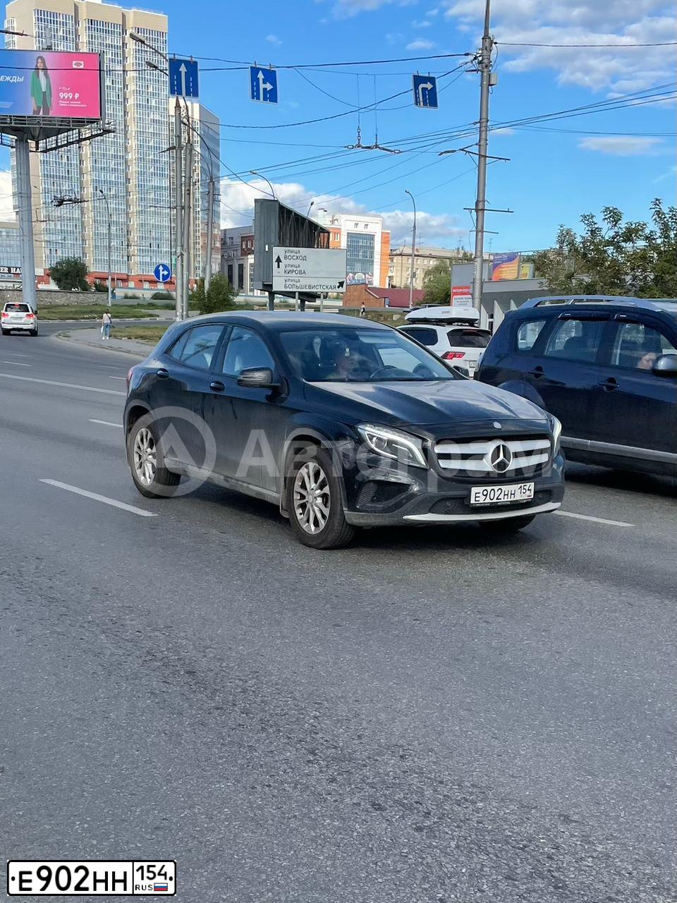 Фото автомобиля MERCEDES GLA-KLASSE, 2014 — госномер Е902НН154. Цвет: ЧЕРНЫЙ