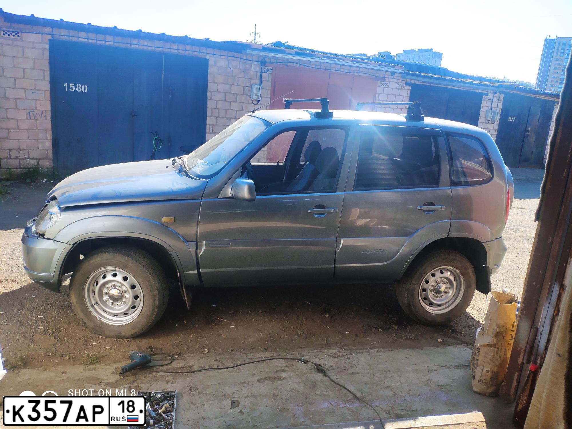 Фото автомобиля CHEVROLET NIVA, 2005 — госномер К357АР18. Цвет: Темно-серый металлик