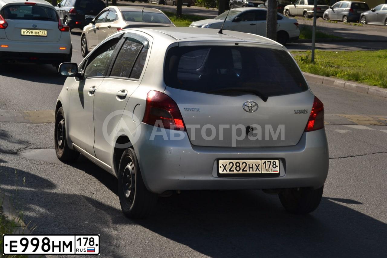 Фото автомобиля NISSAN JUKE, 2011 — госномер Е998НМ178. Цвет: БЕЛЫЙ