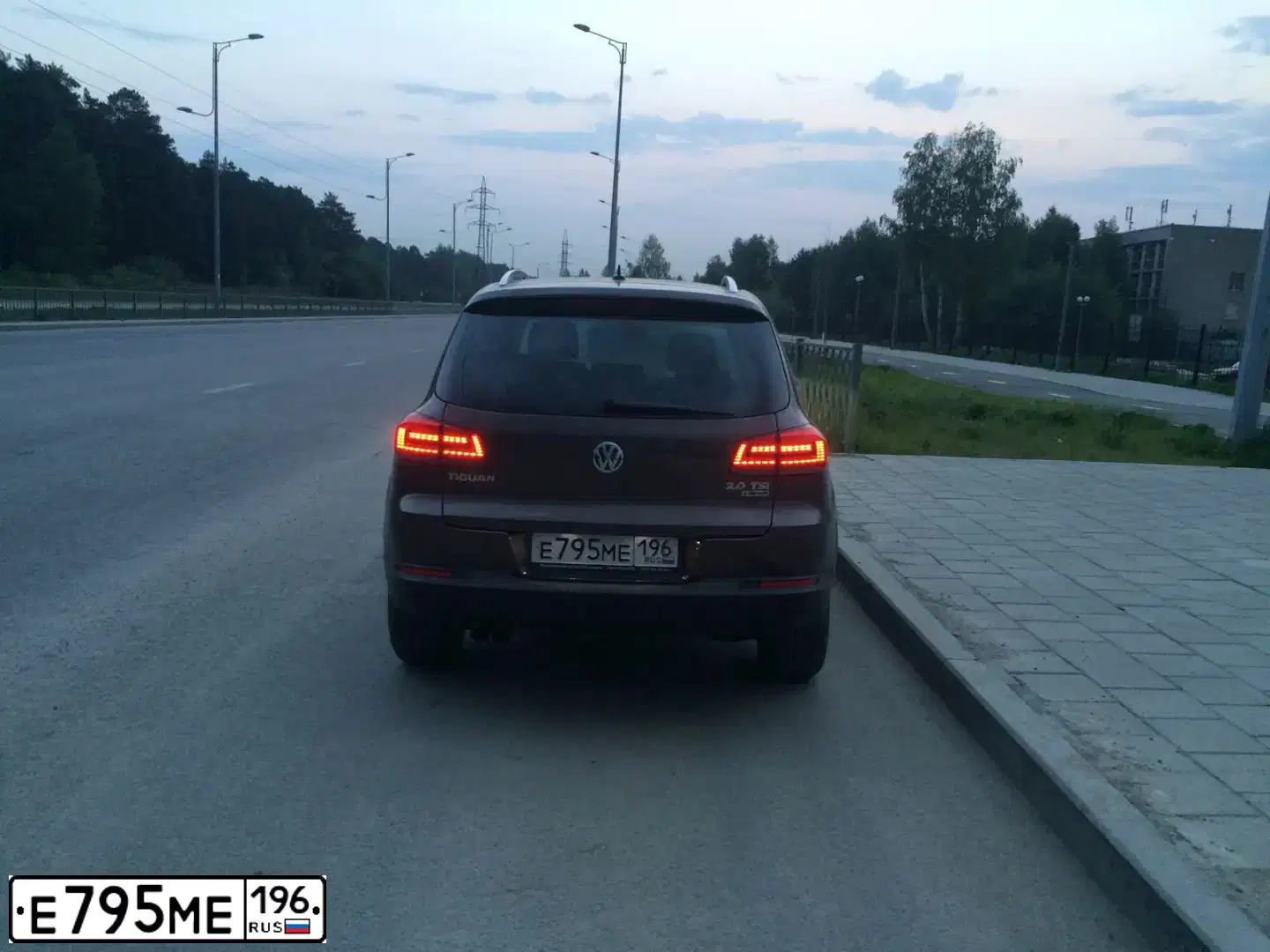 Фото автомобиля VOLKSWAGEN TIGUAN, 2016 — госномер В999УА72. Цвет: КОРИЧНЕВЫЙ