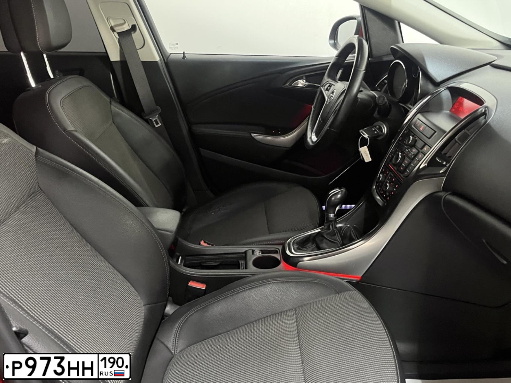 Фото автомобиля OPEL ASTRA, 2011 — госномер Р973НН190. Цвет: КРАСНЫЙ