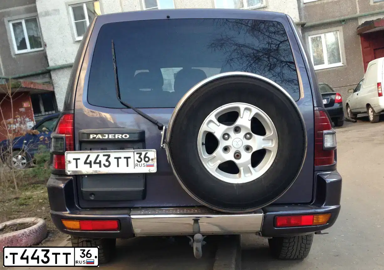 Фото автомобиля MITSUBISHI PAJERO, 2000 — госномер Т500ВО36. Цвет: СЕРЫЙ