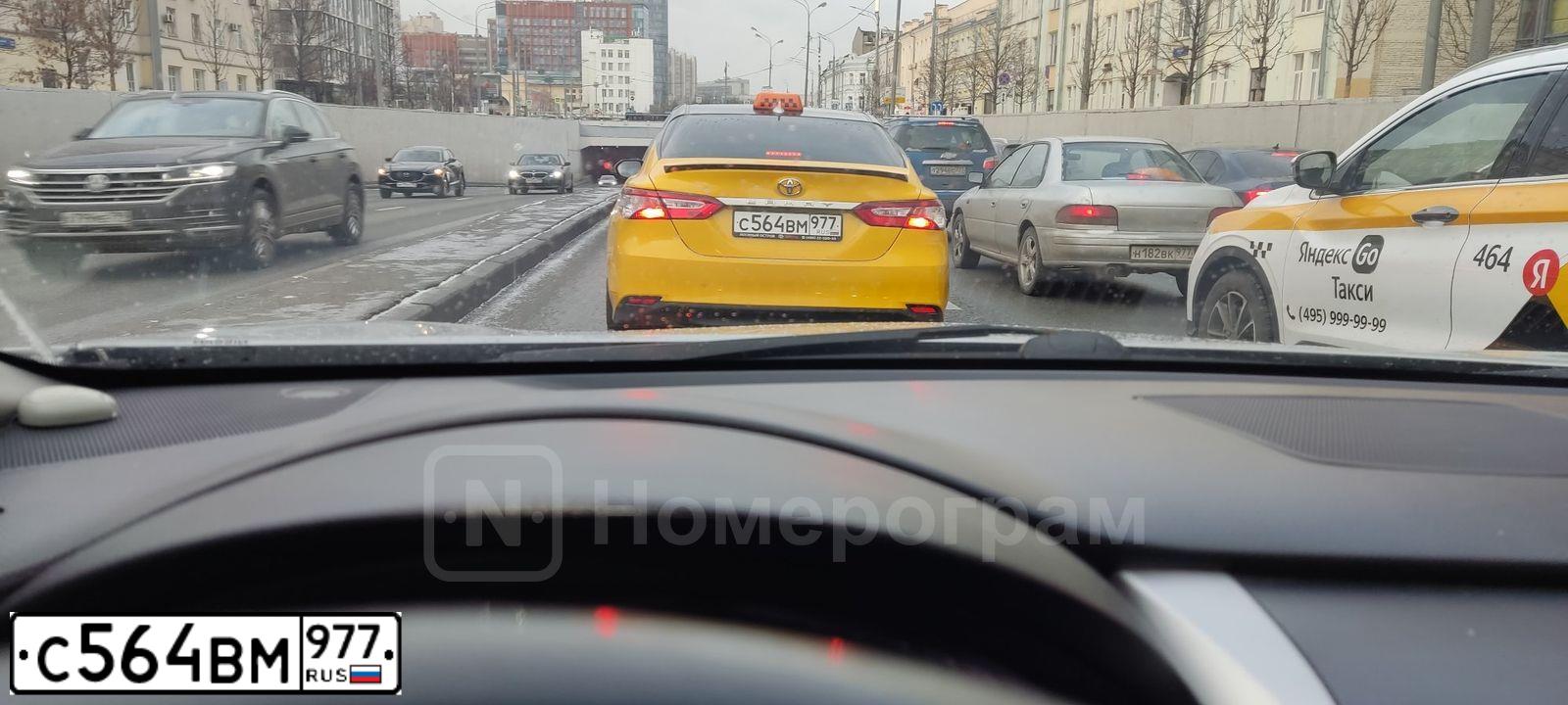 Фото автомобиля TOYOTA CAMRY, 2020 — госномер С564ВМ977. Цвет: БЕЛЫЙ