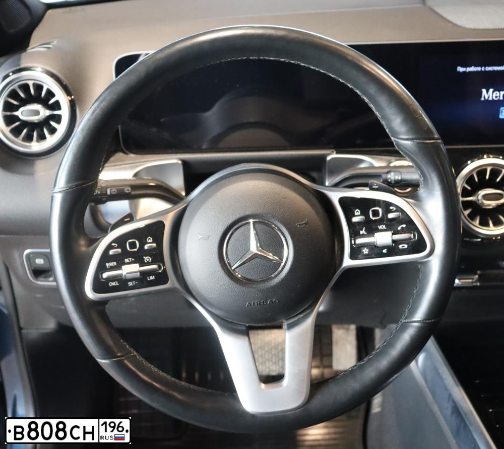 Фото автомобиля MERCEDES-BENZ GLB-CLASS, 2020 — госномер Т555УЕ196. Цвет: синий