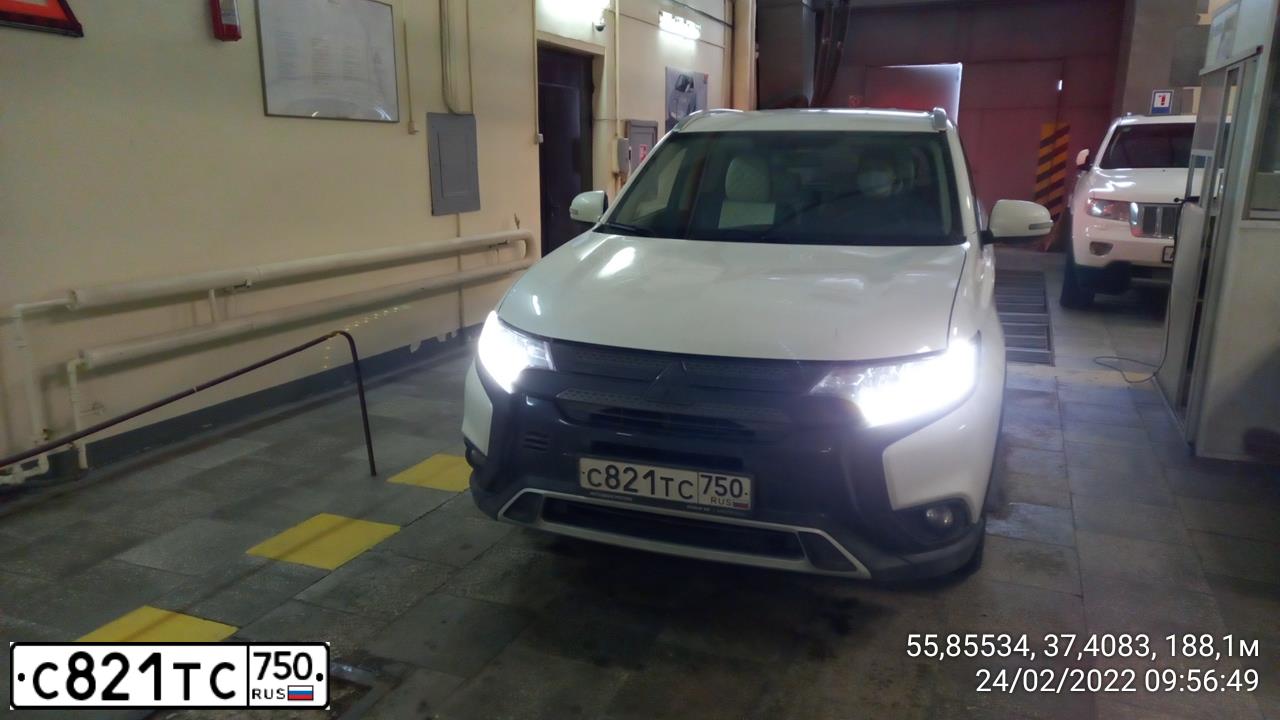 Фото автомобиля MITSUBISHI OUTLANDER, 2018 — госномер С126ММ799. Цвет: Белый