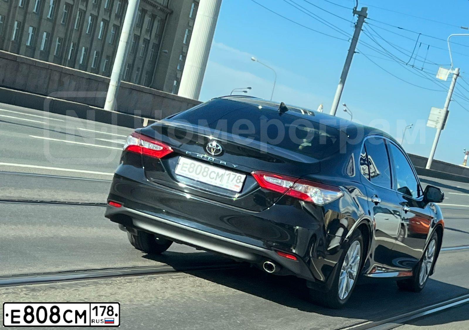 Фото автомобиля TOYOTA CAMRY, 2017 — госномер Е808СМ178. Цвет: ЧЕРНЫЙ МЕТАЛЛИК