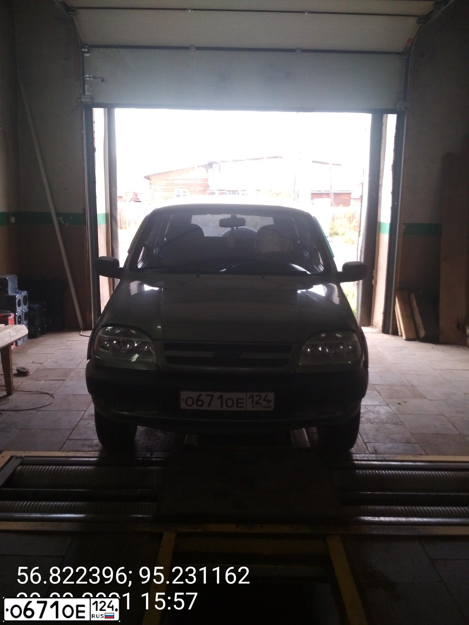 Фото автомобиля CHEVROLET T NIVA, 2008 — госномер О671ОЕ124. Цвет: светло серо-зеленый металлик