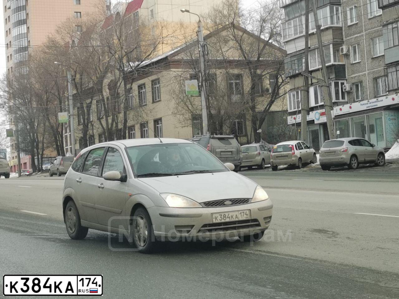 Фото автомобиля FORD FOCUS, 2004 — госномер К384КА174. Цвет: СЕРЕБРИСТЫЙ