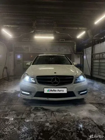 Фото автомобиля MERCEDES C-KLASSE, 2011 — госномер С834НА198. Цвет: Белый