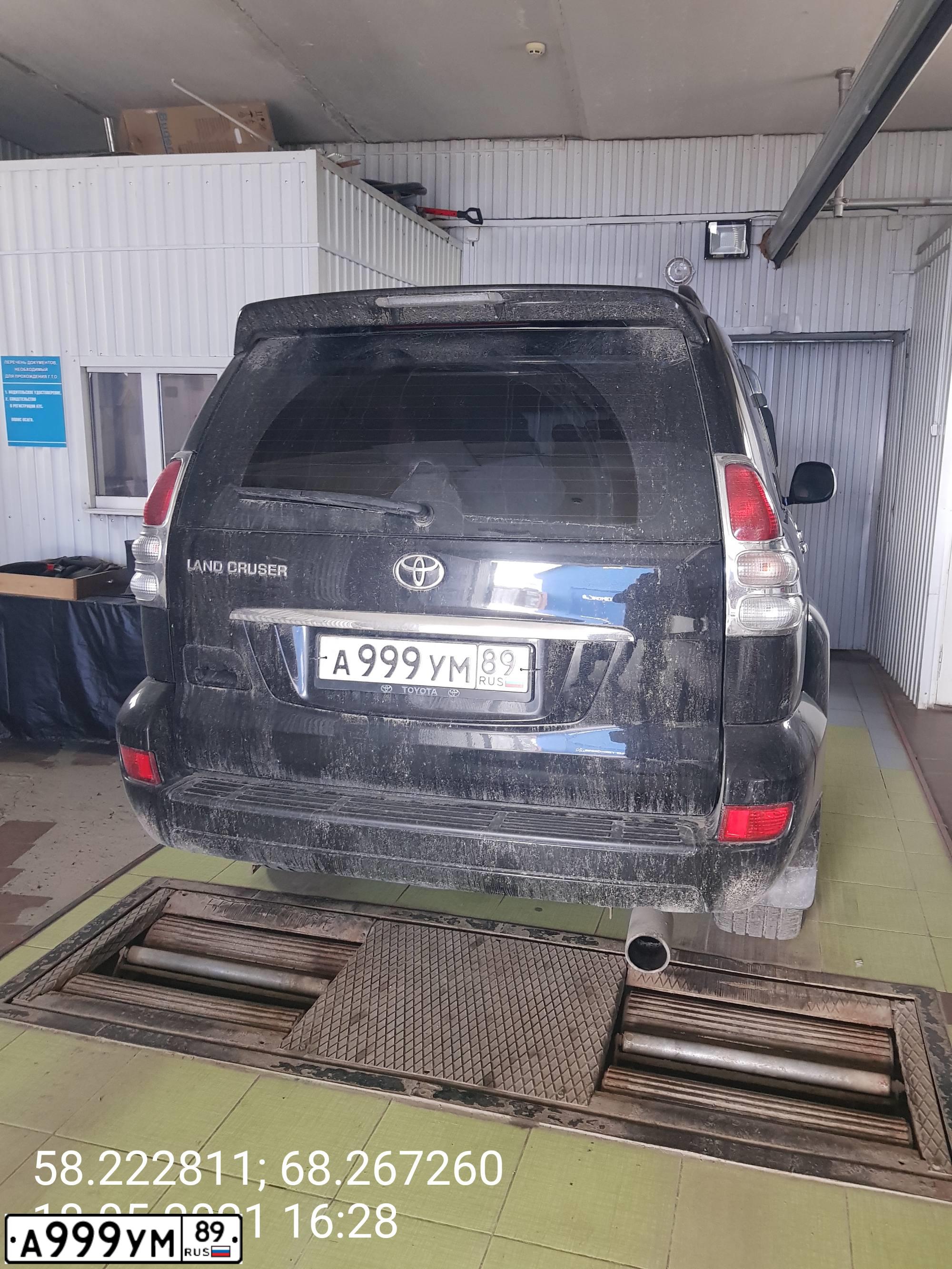 Фото автомобиля TOYOTA LANDCRUISER, 1997 — госномер В626ЕС89. Цвет: Белый