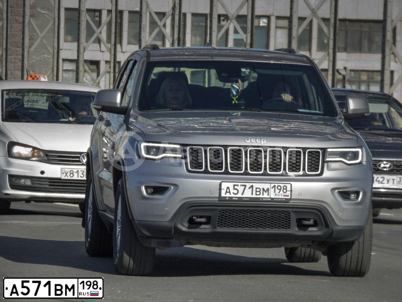 Фото автомобиля JEEP GRAND CHEROKEE, 2017 — госномер А571ВМ198. Цвет: СВЕТЛО-СЕРЫЙ