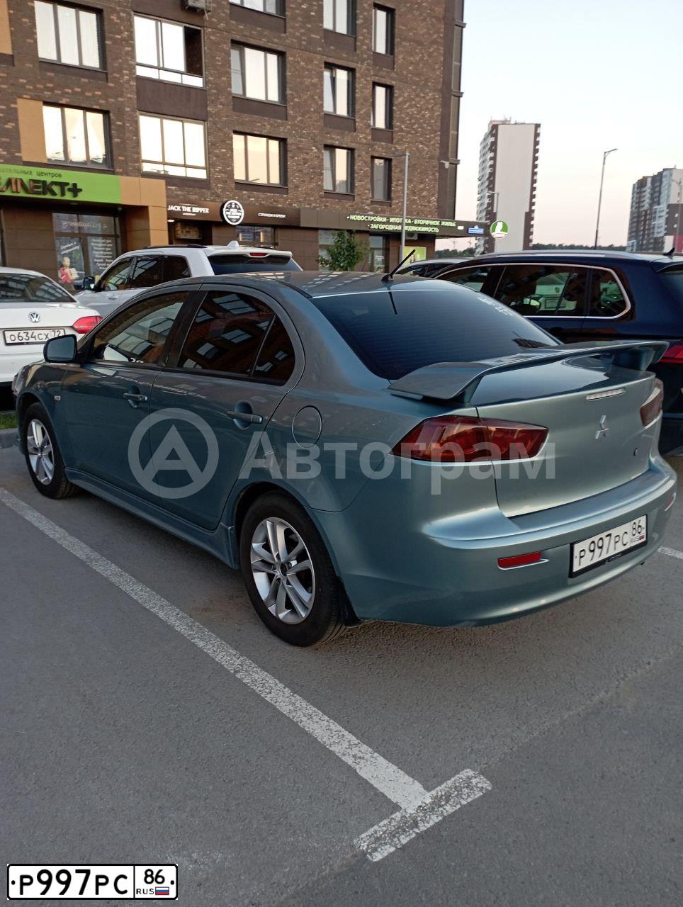 Фото автомобиля MITSUBISHI LANCER, 2007 — госномер Р997РС86. Цвет: СВЕТЛО-СЕРО-ЗЕЛЕНЫЙ