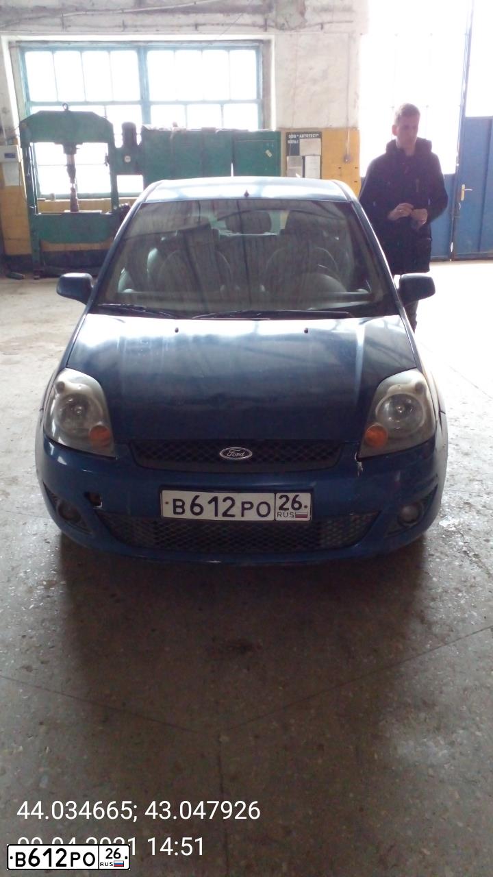 Фото автомобиля FORD FIESTA / ASPIRE, 2007 — госномер В612РО26. Цвет: СИНИЙ
