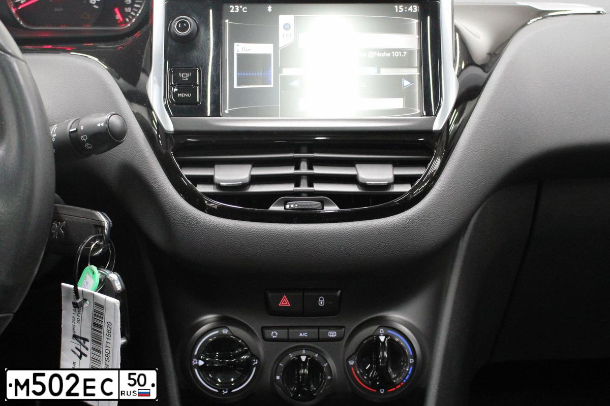 Фото автомобиля PEUGEOT 208, 2013 — госномер О442ТМ46. Цвет: Белый