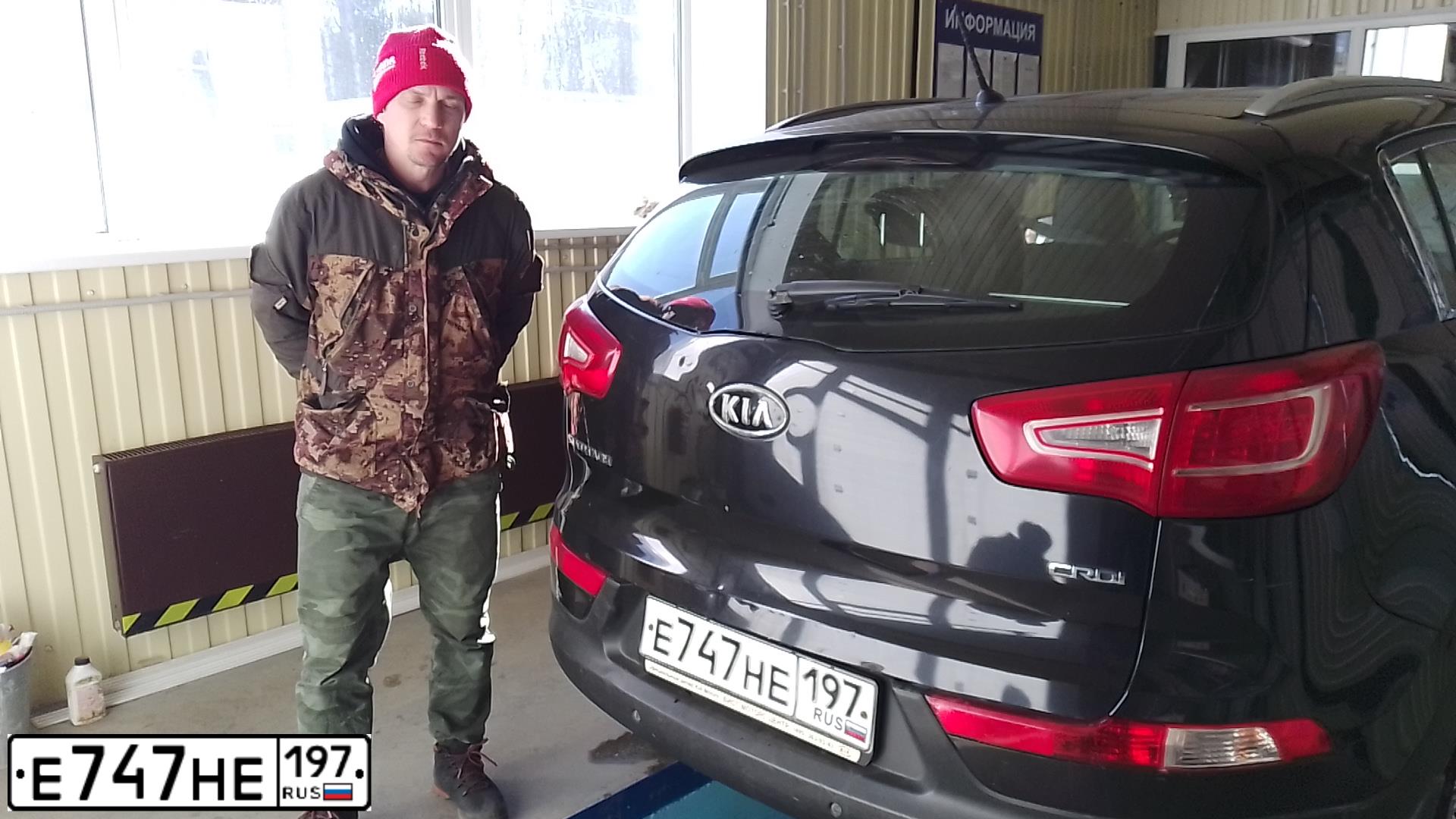 Фото автомобиля KIA SPORTAGE, 2011 — госномер Е747НЕ197. Цвет: ЧЕРНЫЙ