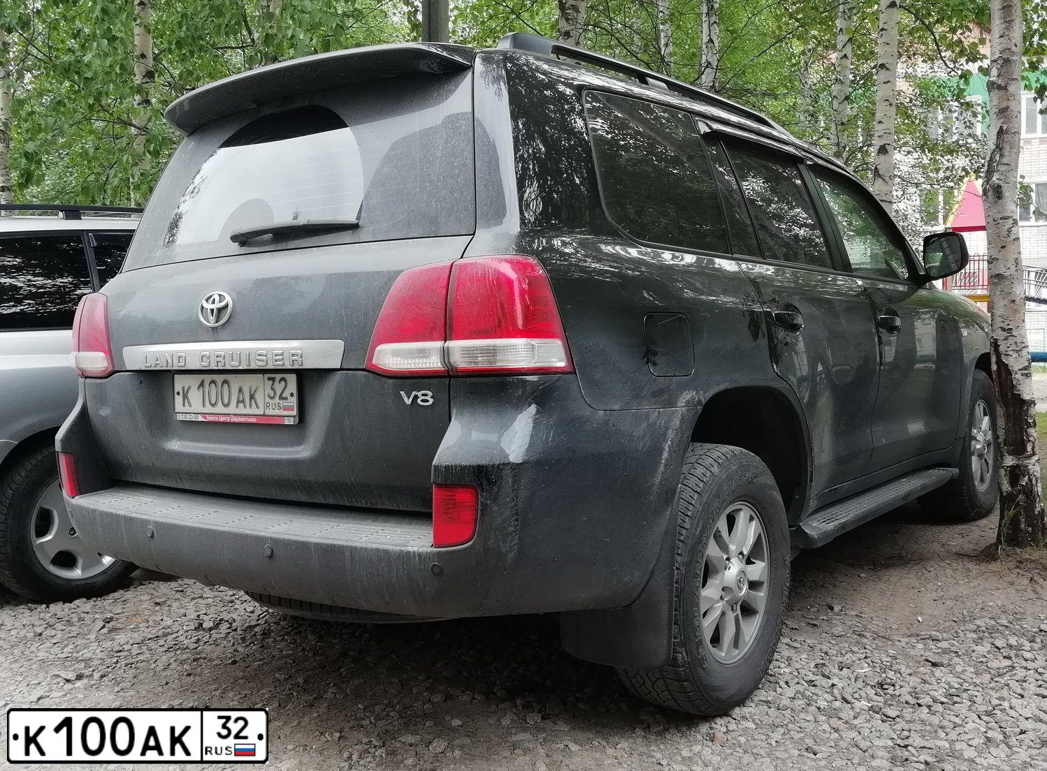 Фото автомобиля TOYOTA LANDCRUISER 200, 2008 — госномер К100АК32. Цвет: ЧЕРНЫЙ