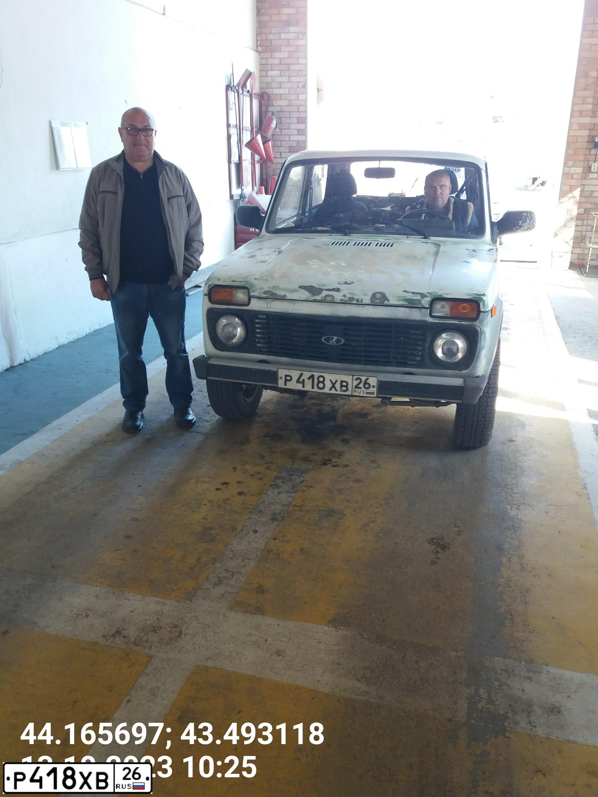 Фото автомобиля LADA 2121 NIVA, 2013 — госномер Р418ХВ26. Цвет: ЯРКО-БЕЛЫЙ