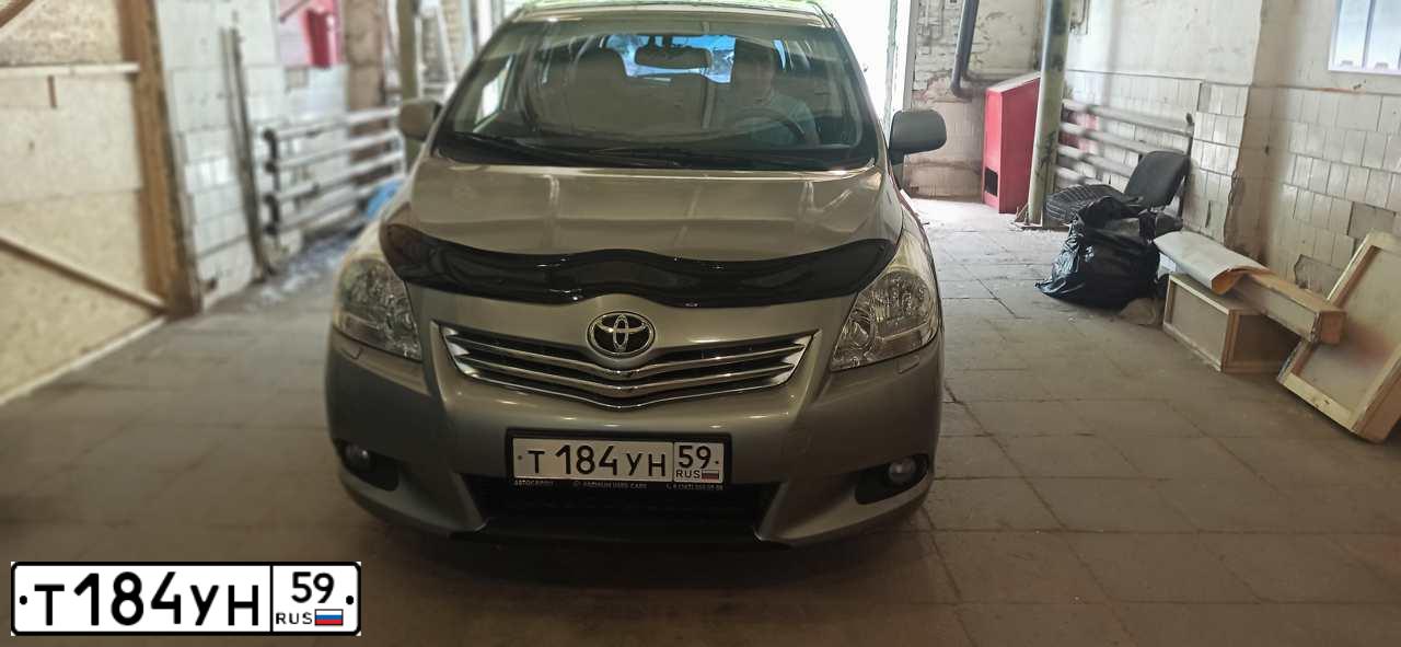 Фото автомобиля TOYOTA VERSO, 2010 — госномер М758КН154. Цвет: Серый