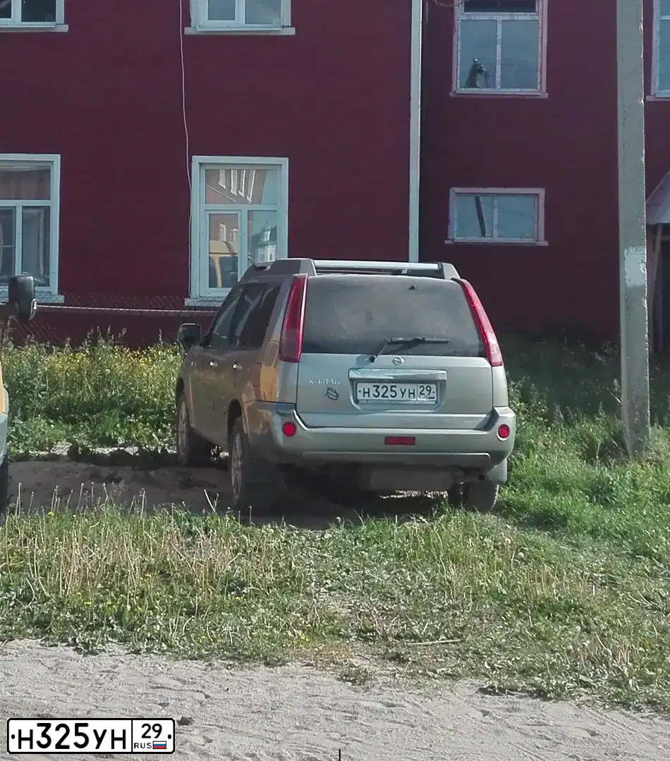 Фото автомобиля NISSAN X-TRAIL, 2005 — госномер Е900ХС97. Цвет: СЕРЫЙ