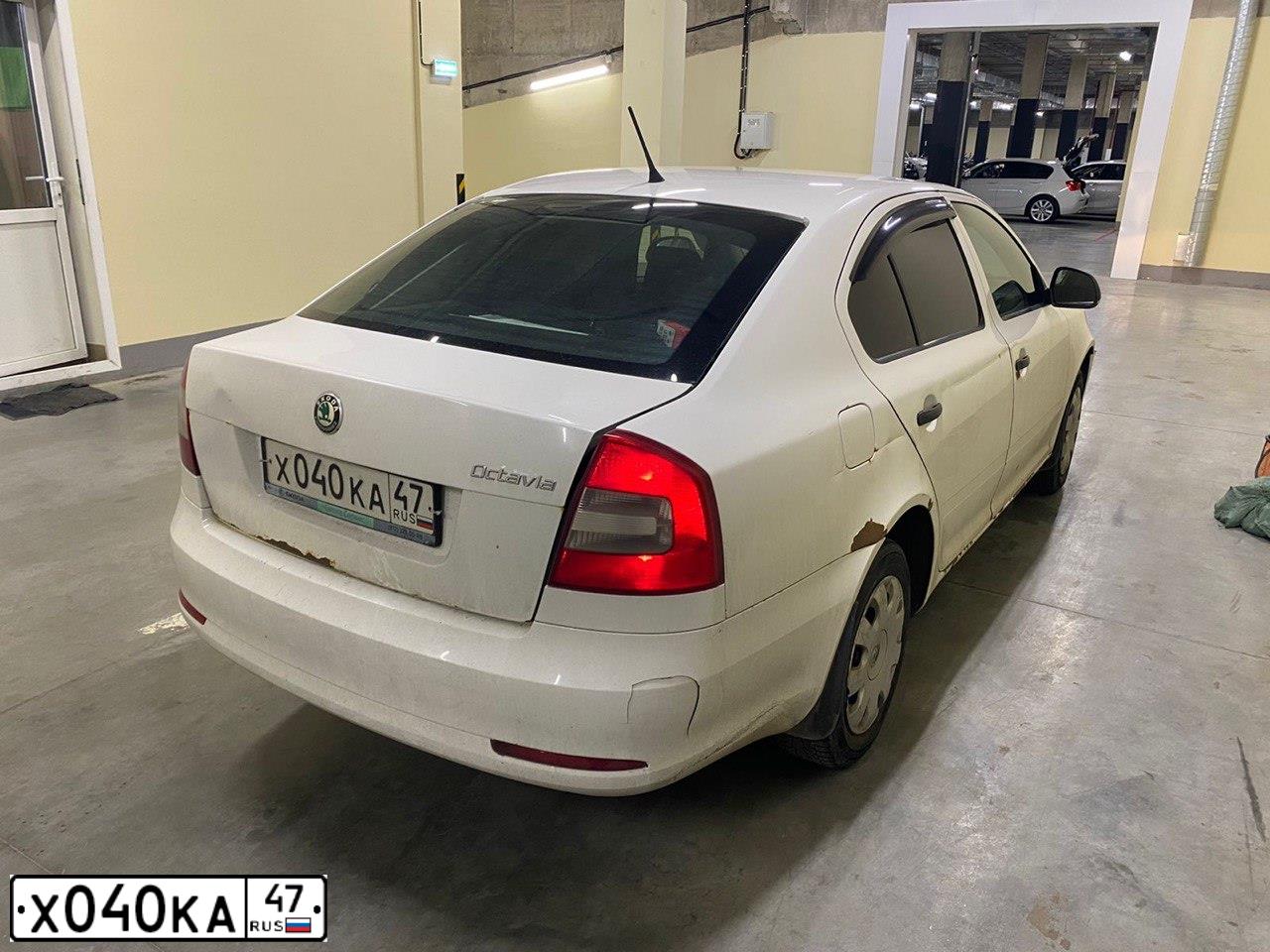 Фото автомобиля SKODA OCTAVIA, 2012 — госномер Р818ОА67. Цвет: Белый