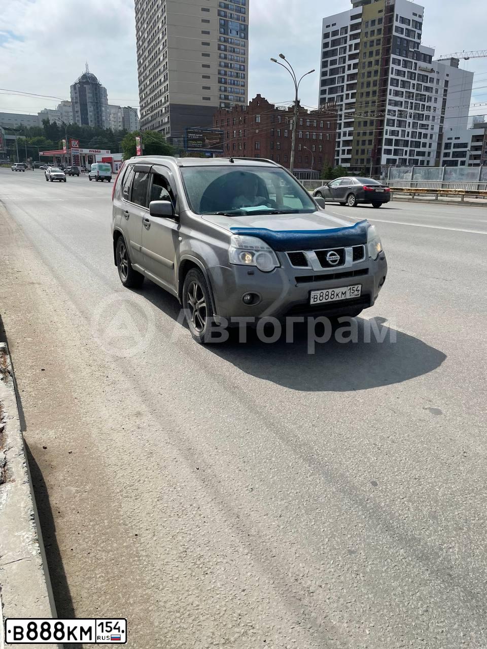 Фото автомобиля NISSAN X-TRAIL, 2011 — госномер Е299КМ154. Цвет: СЕРЫЙ