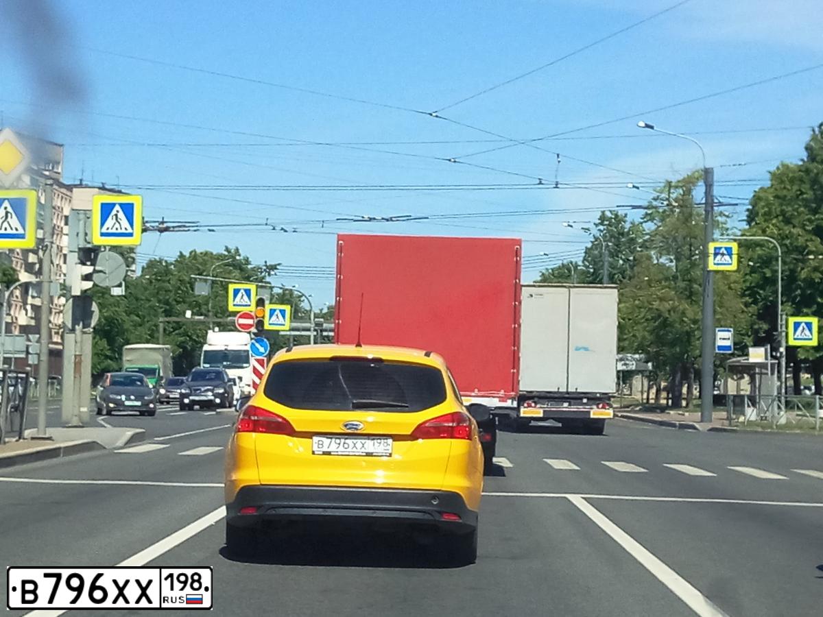 Фото автомобиля FORD D FOCUS, 2015 — госномер В796ХХ198. Цвет: ЖЕЛТЫЙ