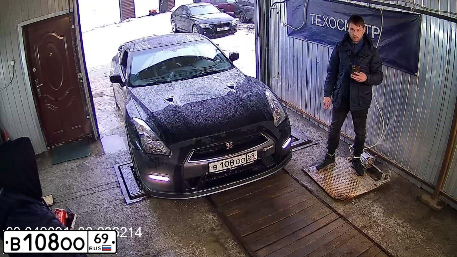 Фото автомобиля NISSAN GT-R, 2011 — госномер Н333СУ198. Цвет: ЧЕРНЫЙ