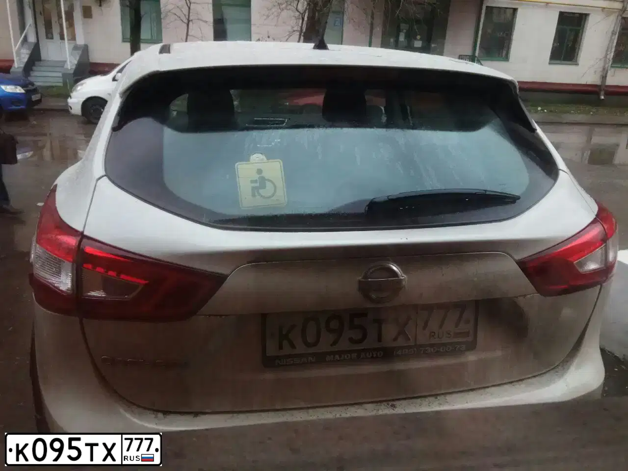 Фото автомобиля NISSAN QASHQAI, 2016 — госномер К095ТХ777. Цвет: БЕЛЫЙ