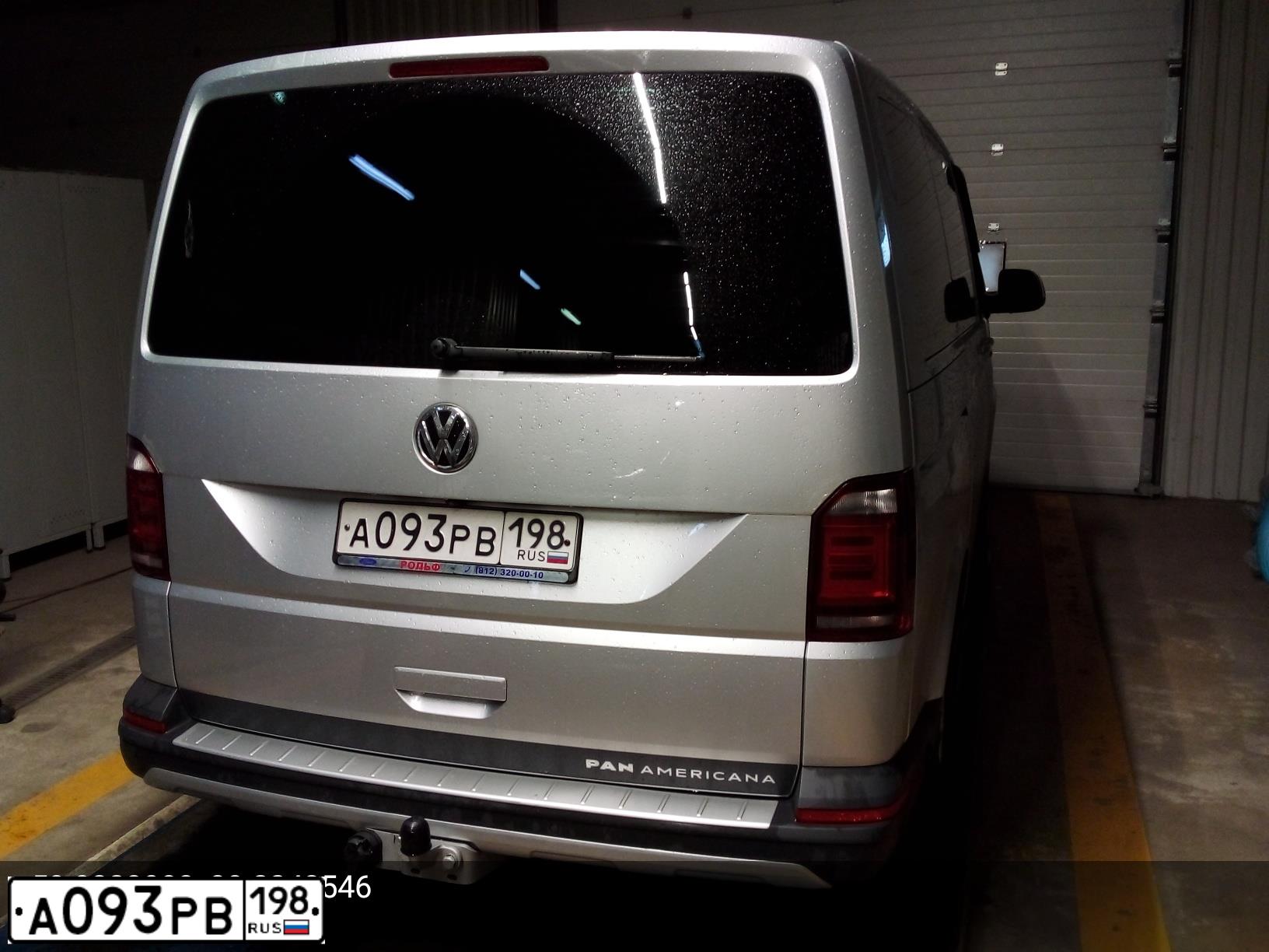 Фото автомобиля VOLKSWAGEN MULTIVAN, 2016 — госномер Е050МВ53. Цвет: Серебристый