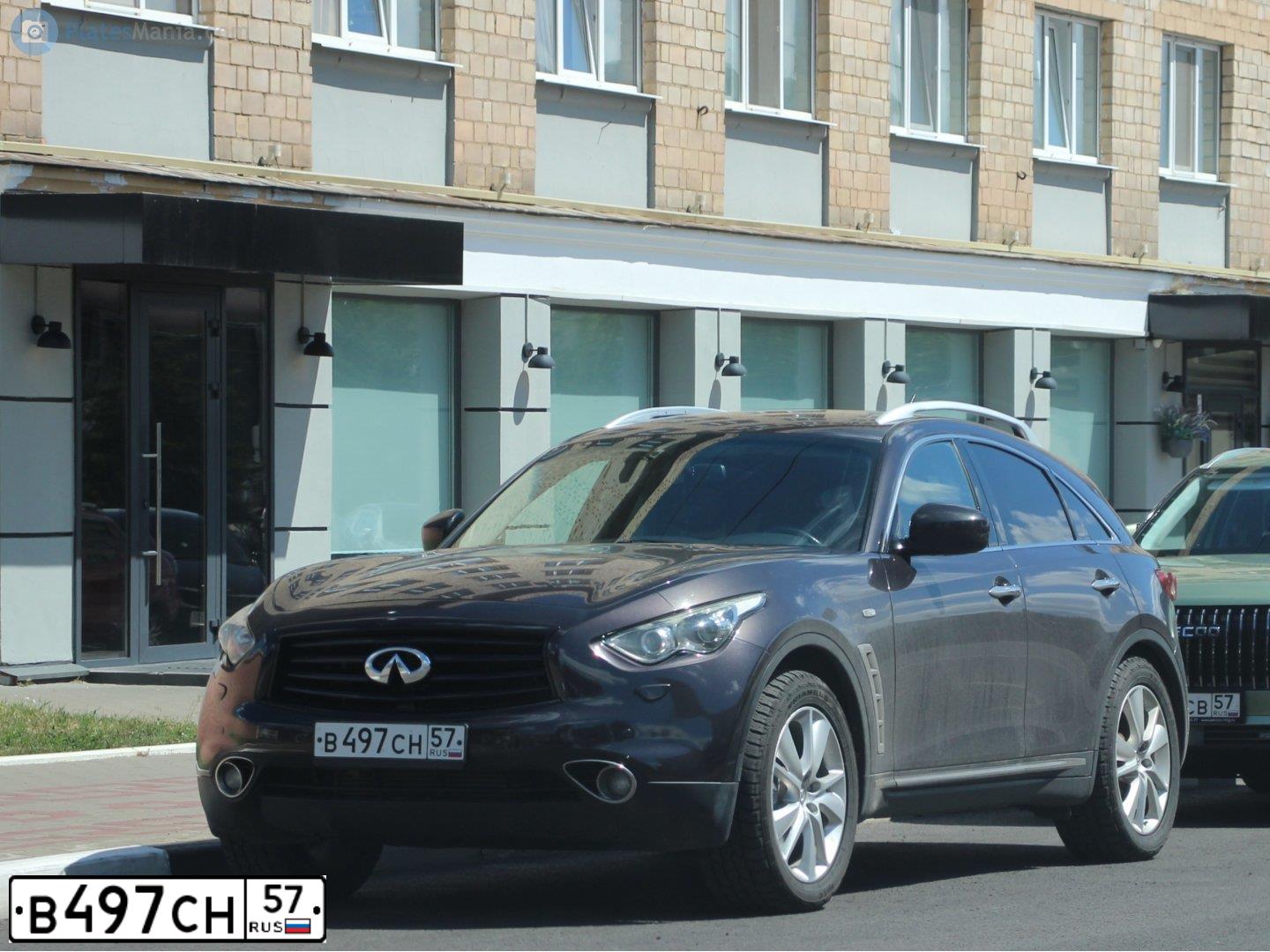 Фото автомобиля INFINITI QX70, 2013 — госномер М322УТ164. Цвет: Коричневый
